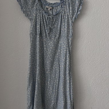 Blaues Sommerkleid mit Schmetterlingsmuster