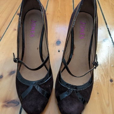 Deliziose scarpe in camoscio marrone di Jones Bootmaker di Londra