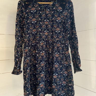 Fliederfarbiges Langarmkleid mit Blumenmuster