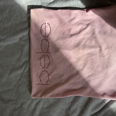Top a fascia rosa con scritta di borchie