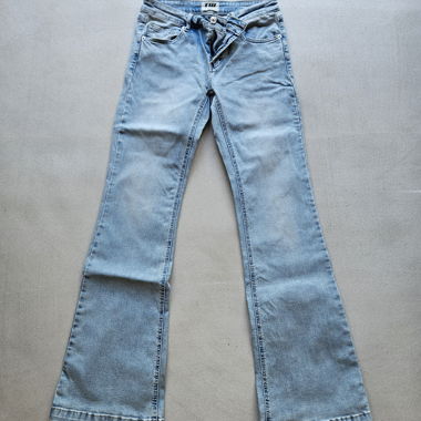 Pantaloni a zampa d'elefante azzurro chiaro a vita bassa