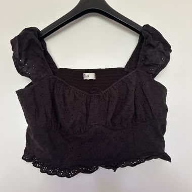 Top nero con balze