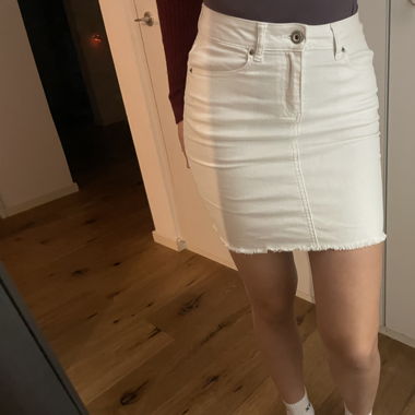 Weisser Rock aus Jeansstoff