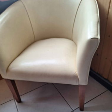 Cremefarbener Sessel