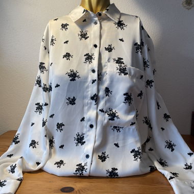 Chemise blanche à fleurs