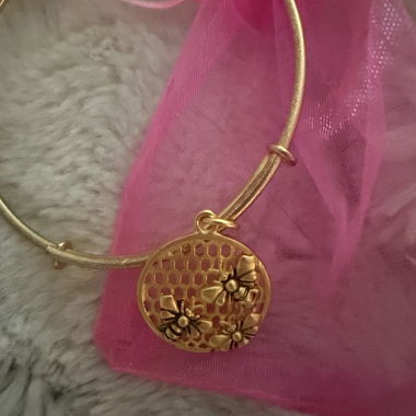 Grazioso bracciale dorato con ciondolo ape