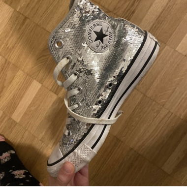 Converse mit silbernen Pailetten