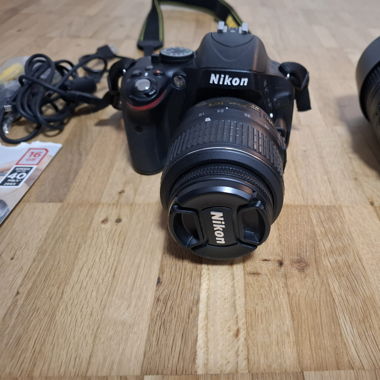 Verkaufe Nikon D5100 DSLR-Kamera mit Zubehör