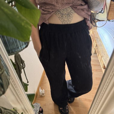 Schwarze Plissee-Hose musselin
