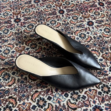Schwarze Leder-Mules mit spitzem Zeh