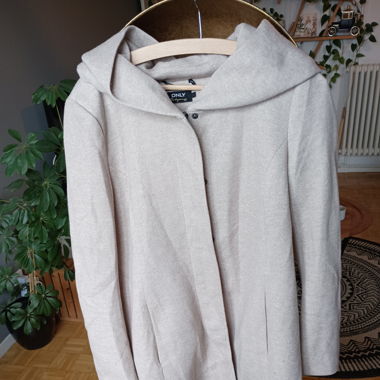 Veste automnale à capuchon