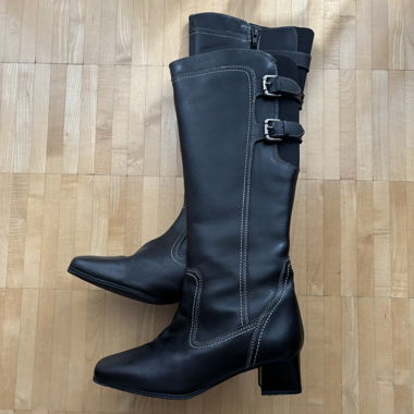 Schwarze hohe Stiefel