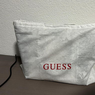 Originale GUESS Tasche inkl. Stoffschutztasche