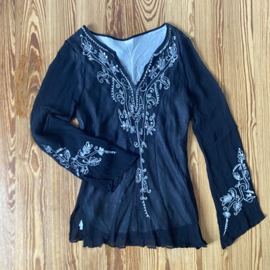 Blusa in seta nera ricamata
