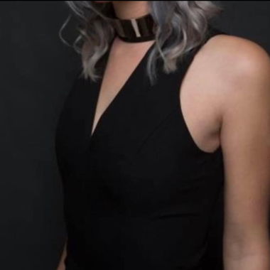 Edler Jumpsuit mit goldenem Accessoire 