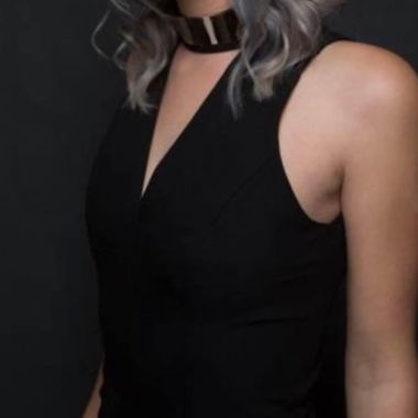 Edler Jumpsuit mit goldenem Accessoire 