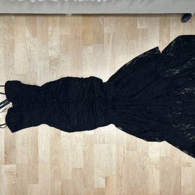 Schwarzes Spitzenkleid, figurbetont