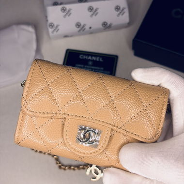 Petit portefeuille à chaîne Chanel beige apricot
