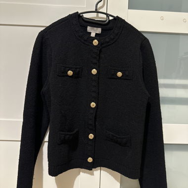 Cardigan nero in maglia con bottoni dorati