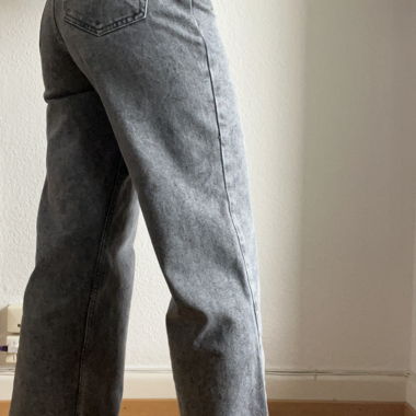 Grauer Wide-Jeans mit hohem Bund