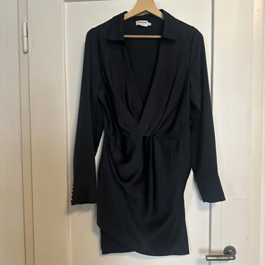 Minidress nero con scollo a V profondo