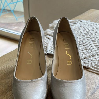 Silver pumps