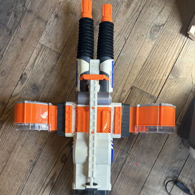 Nerfblaster mit 50er Magazin 