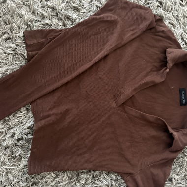 Brown long-sleeve fitted top