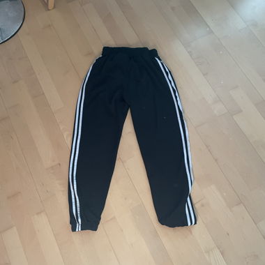 Schwarze Jogginghose mit Streifen