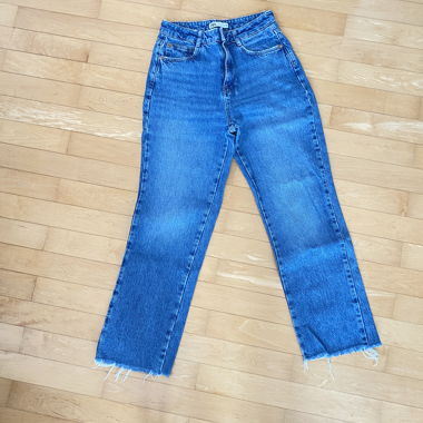 ZARA High-Waist Jeans mit Raw-Hem