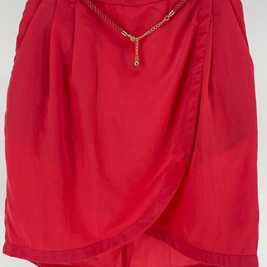 Jupe courte rouge avec détail de chaîne
