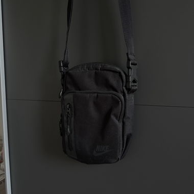 Nike Tech Umhängetasche schwarz