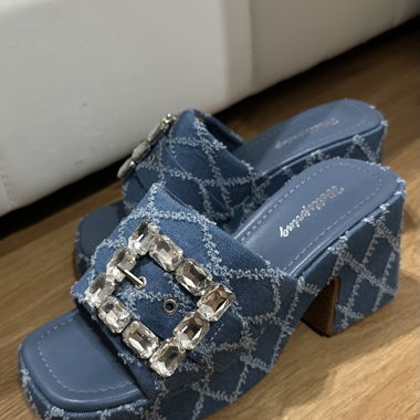 Sandali con tacco alto in jeans blu