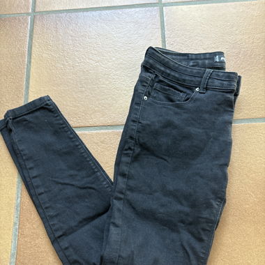 Stylische Jeans mit Löchern 