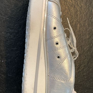 Silberne Sneaker