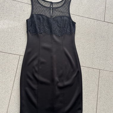 Robe noire en dentelle