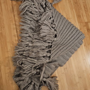 Écharpe tricotée avec pompons