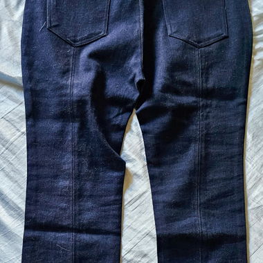 Jeanshose aus dunkelblauem Denim