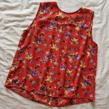 Haut floral rouge corail