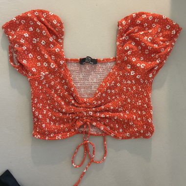 Rotes Blumen-Kurz-Top