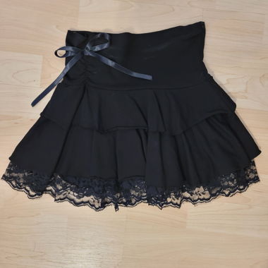 Jupe courte noir avec petit nœud et dentelles 