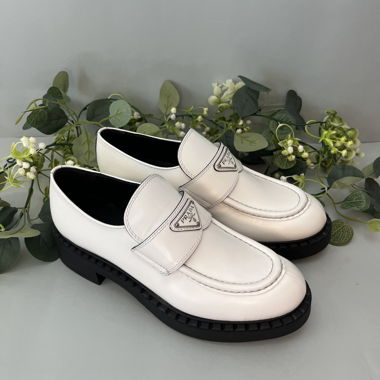 Mocassins Prada en cuir blanc brossé 41 Neuf