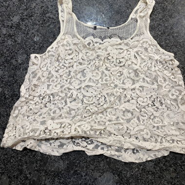 Top smanicato in pizzo bianco