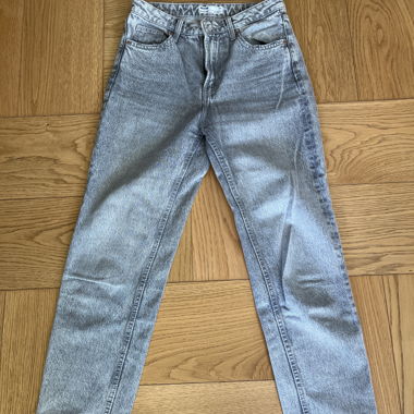 Graue MOM-Jeans