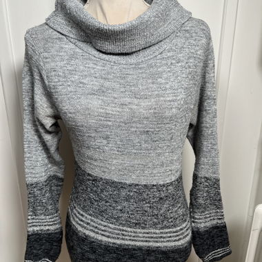 Pullover mit weitem Kragen, grau verlaufend