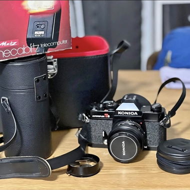 Set fotocamera Konica vintage, obiettivo, flash
