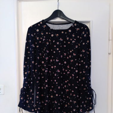 Blumenkleid mit Trompetenärmel