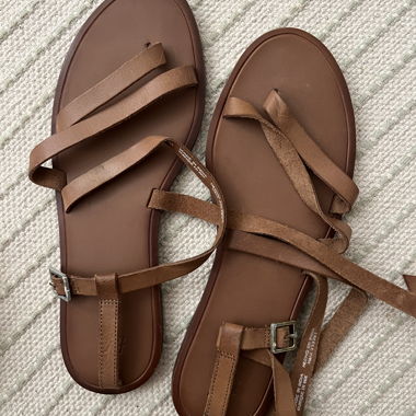 Sandales plates en cuir marron