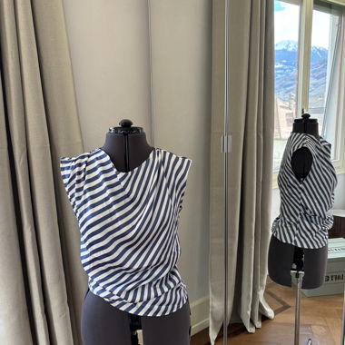 Top a righe bianco e blu 