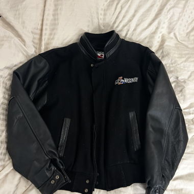 Schwarze Collegejacke mit Lederaermeln